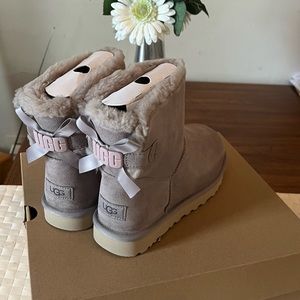 Ugg Australia  Women's Mini Bailey  B2S Boots  Size 8